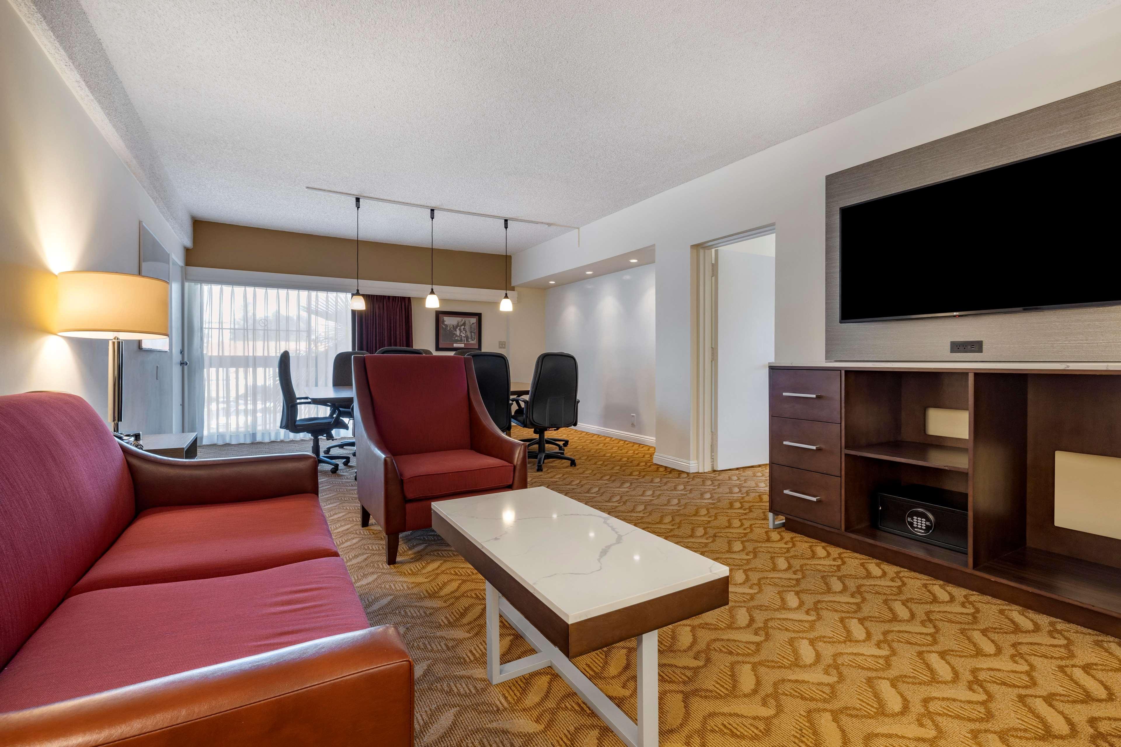 Best Western Plus Thousand Oaks Inn Екстериор снимка